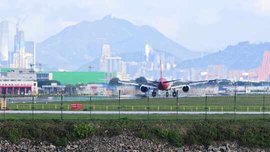 海南航空飞机在深圳机场降落、起飞