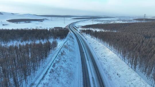 冬季高速公路冰雪路面上行驶的汽车