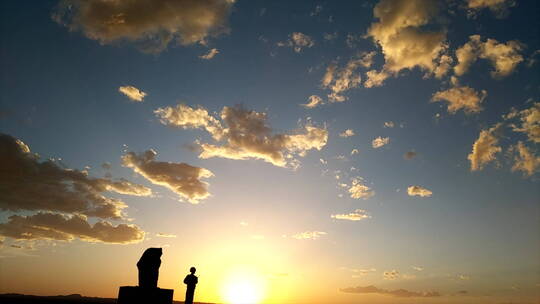 边防战士站岗 夕阳剪影 从天空摇下 远景