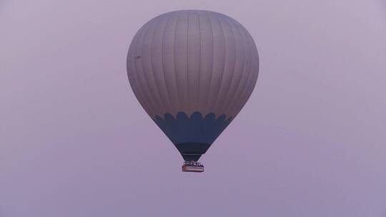 热气球在紫色的天空中飞翔