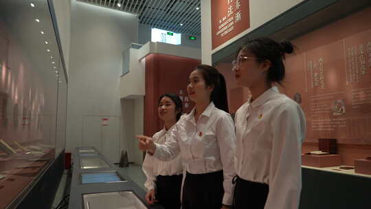 女孩博物馆内参观指点展品