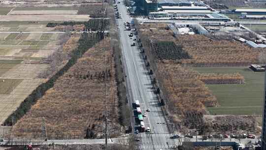 公路航拍田野与车流景观