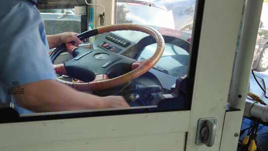 公交车司机掌握方向盘实拍