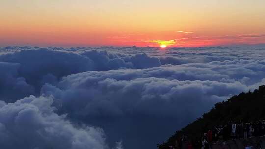 泰山之巅，云海奇观