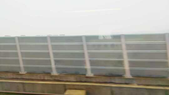 火车窗外的风景视频素材