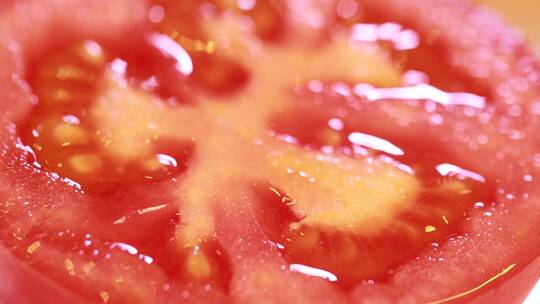 特写切开的番茄西红柿