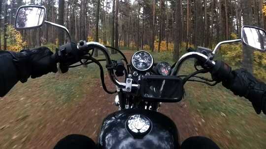 一个骑摩托车的人穿过森林，