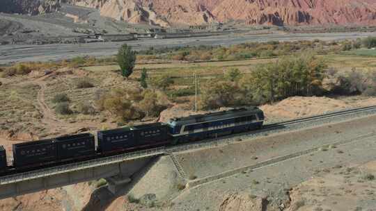 航拍新疆戈壁大红山火车环绕