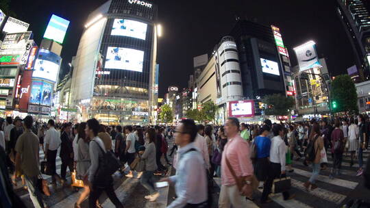 城市路口拥挤的路人