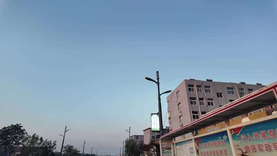 街道旁建筑物与蓝天素材