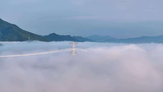 高山顶云海下中国家电网架输线路航拍压电缆