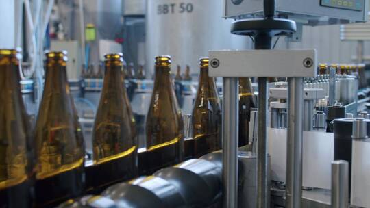 在工厂输送带的啤酒瓶视频素材模板下载