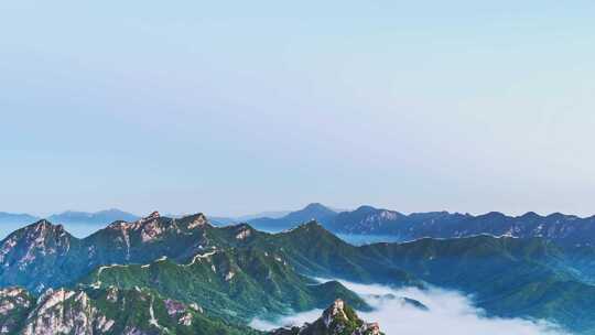中国北京万里长城夏季日出云海大气磅礴