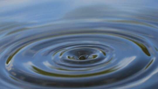 水滴落入水中溅起水花水波纹慢动作