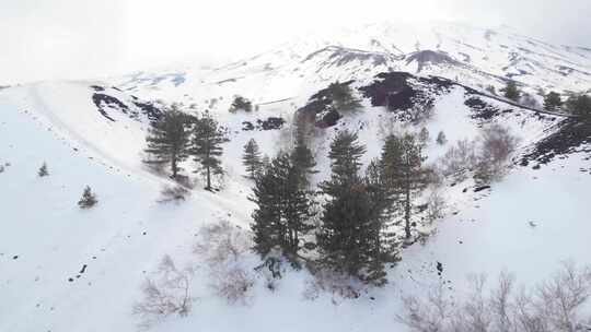 晴天空中白雪覆盖的山脉景色