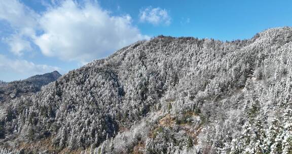 下雪后的雪山