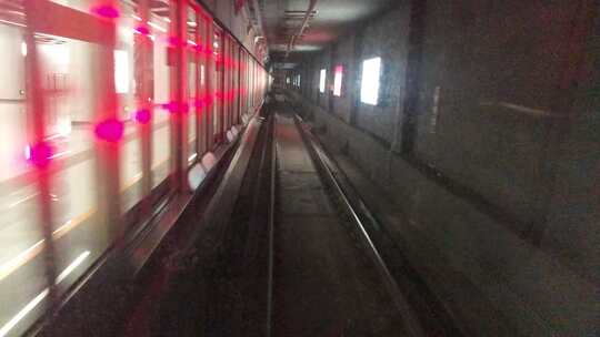 地铁隧道穿梭 无人驾驶