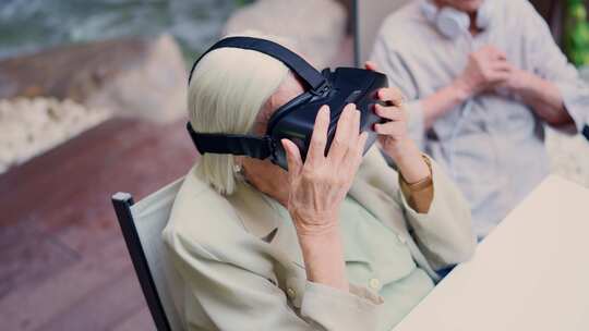 在老年患者中使用虚拟现实护目镜的神奇老妇