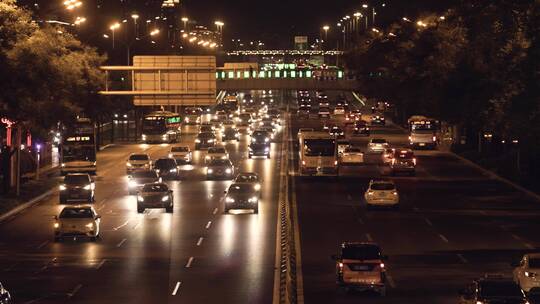 夜晚北京繁忙的交通行驶的车辆