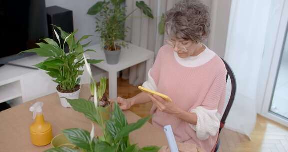老太太观看花卉种植视频