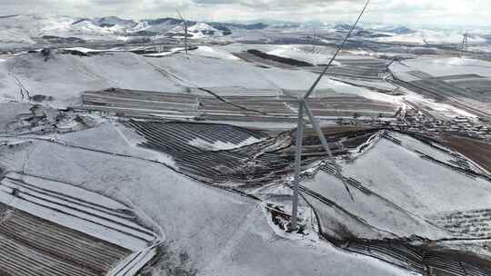 雪地、蓝天白云、光伏、风电航拍镜头41