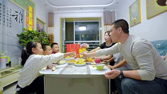 回家一家人吃团圆饭