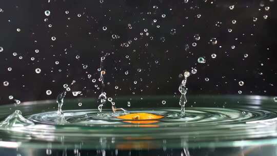 橙子入水溅起水花特写