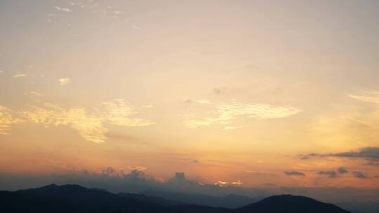 天空晚霞傍晚黄昏延时唯美山峰乡村