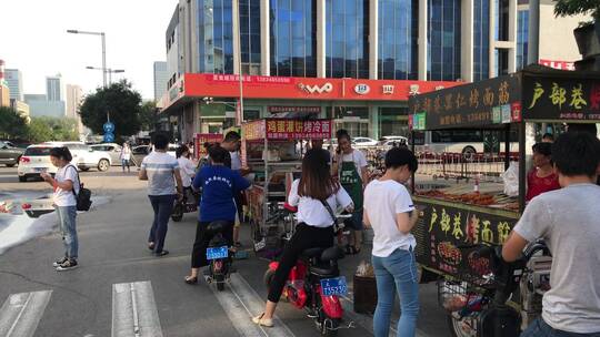 街边鸡蛋灌饼臭豆腐烤冷面小吃摊