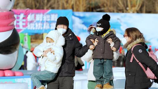 4K升格实拍冬季在冰雪乐园游玩的一家四口