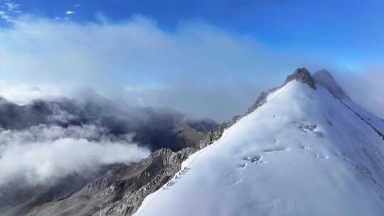 航拍攀登横断山脉乌库楚雪山山脊上的登山者