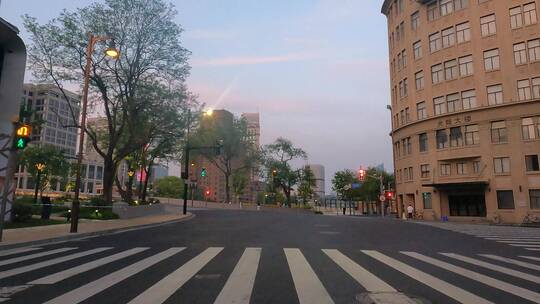 上海封城中的美丽晚霞街道风景