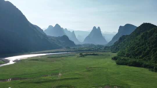 阳光下桂林山谷中的河流草地和露营基地