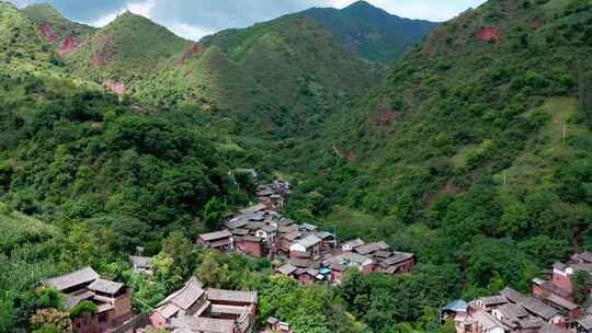 云南诺邓古村山林间的传统村落鸟瞰全景