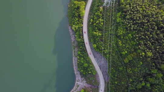 江西水坝航拍山川河流汽车旅游行驶