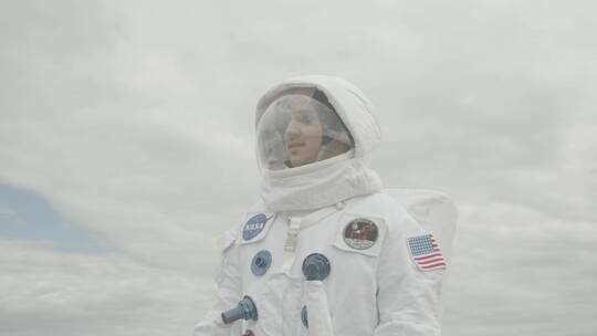 宇航员在白云下环顾四周视频素材模板下载