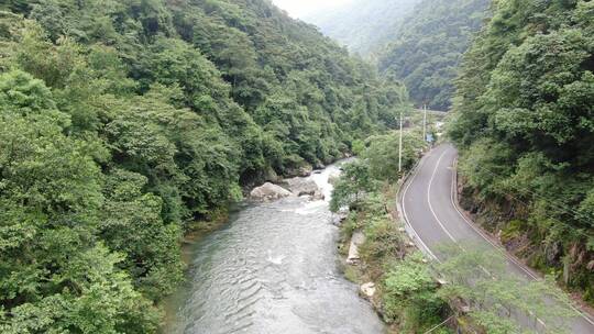 大山山谷溪流唯美风景航拍