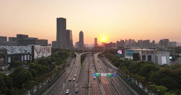 夕阳下城市里立交桥高架桥汽车流交通航拍