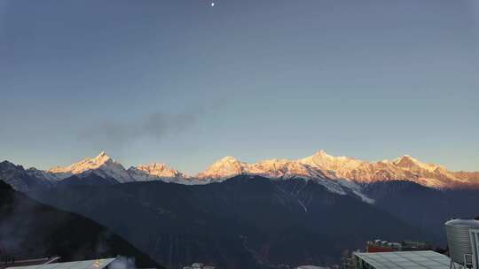 梅里雪山远景下的壮观自然景象