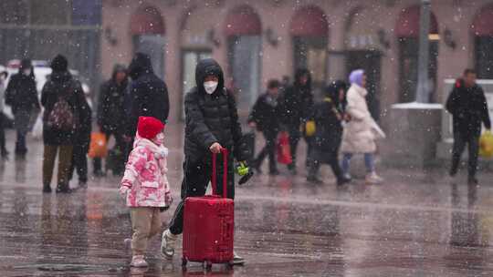 大雪中春运 回家过年