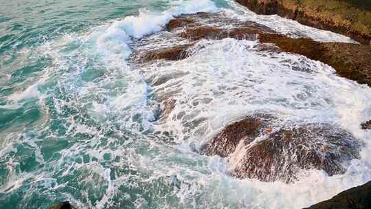 海南早晨海岛日出大海海浪拍打礁石