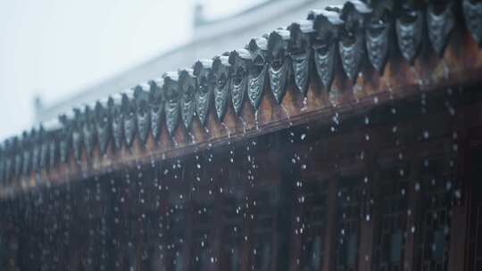 江南雨天的屋檐升格慢镜头