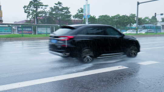 夏天暴雨中在公路上飞驰的车流慢镜特写