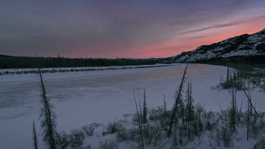 冬季黄昏冰封河面