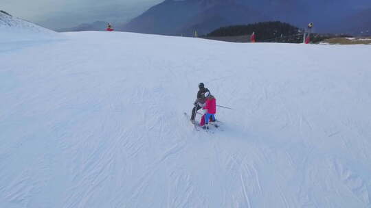 大人在教小孩滑雪