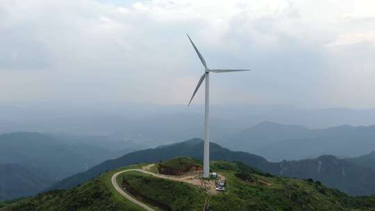 4k风车风电风车特写风能电力蓝天白云青山