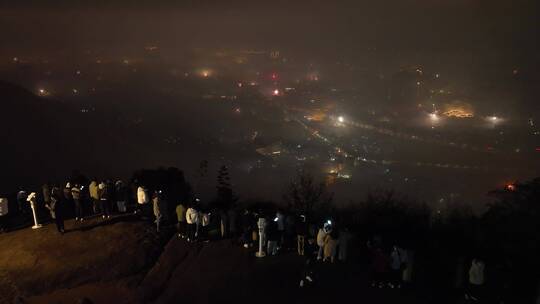 除夕夜山顶看烟花春节城市烟花燃放烟火夜晚