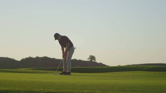 高尔夫球手在推杆视频素材模板下载