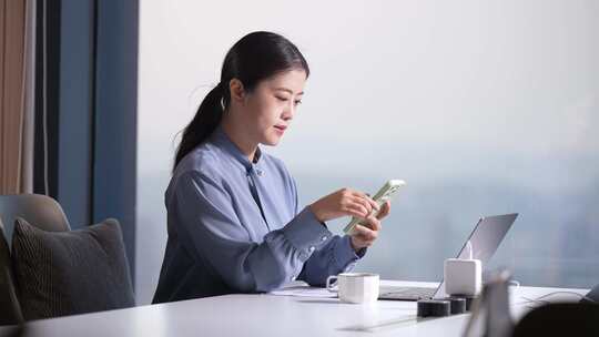 商务职业女性在办公室使用手机