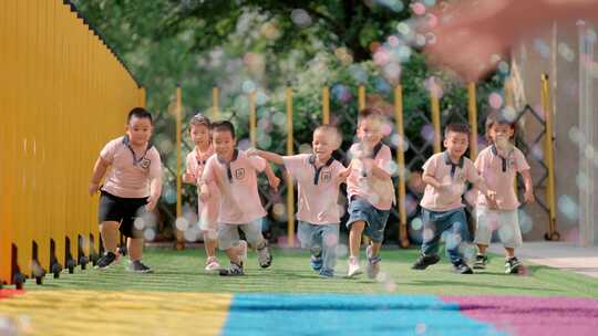 幼儿园小朋友欢乐奔跑视频素材模板下载